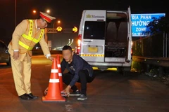 Cảnh sát giao thông hướng dẫn các lái xe cần đặt các vật dụng cảnh báo nguy hiểm khi gặp sự cố trên cao tốc.