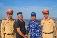 Đối tượng P.V.Q (áo đen) bị lực lượng chức năng bắt giữ.