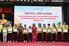 Trung tướng Đặng Hồng Đức và Chủ tịch Hội Liên hiệp phụ nữ Việt Nam Nguyễn Thị Tuyến trao quà, khen thưởng các cháu tham dự chương trình.