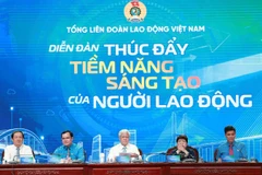 Ủy viên Bộ Chính trị, Bí thư Trung ương Đảng, Chủ tịch Ủy ban Trung ương Mặt trận Tổ quốc Việt Nam Đỗ Văn Chiến và các đại biểu chủ trì diễn đàn.