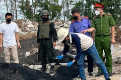 Lực lượng chức năng khám xét tại các khu vực chôn lấp chất thải gây nguy hại môi trường.