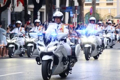 Cán bộ, chiến sĩ Bộ Tư lệnh Cảnh vệ biểu diễn đội hình mô-tô.