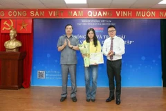 Chủ tịch Hội Nhà báo Lê Quốc Minh và Phó Chủ tịch kiêm Tổng Thư ký Hội Khuyến học Việt Nam Lê Mạnh Hùng trao Giải Nhất cho tác giả Uông Ngọc với tác phẩm “Từ bữa cơm độn sắn ở Mường Khến đến gia đình học tập toàn thạc sĩ, tiến sĩ".