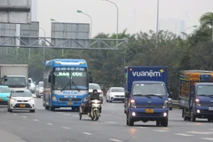 Các phương tiện lưu thông trên Đại lộ Thăng Long.