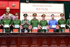 Trung tướng Nguyễn Thanh Tùng trao thưởng của Chủ tịch Ủy ban nhân dân thành phố Hà Nội cho các đơn vị có thành tích trong việc phá vụ án tại Viện Pháp y tâm thần Trung ương.