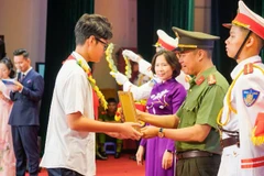 Trao thưởng cho học sinh là con em cán bộ, chiến sĩ Công an Thủ đô.