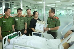 Giám đốc Công an thành phố Hà Nội cùng lãnh đạo, chỉ huy thăm hỏi, động viên Đại úy Lê Đình Công.
