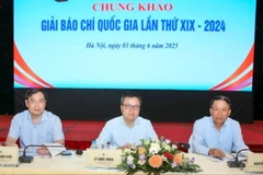 Đoàn Chủ tọa điều hành chấm chung khảo. (Ảnh: Sơn Hải)