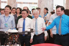 Lãnh đạo Đảng, Nhà nước, đại biểu tham quan triển lãm.
