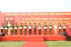 Trung tướng Nguyễn Thanh Tùng trao thưởng Bằng khen của UBND Thành phố tặng 7 tập thể và 18 cá nhân có thành tích xuất sắc trong phong trào thi đua.