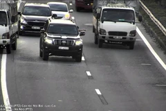 Hình ảnh xe ô-tô chèn ép nhau được phát hiện thông qua hệ thống camera giám sát.