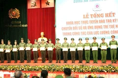 Các học viên nhận giấy chứng nhận hoàn thành khóa học.