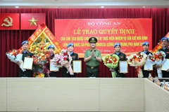 Thứ trưởng Phạm Thế Tùng trao Quyết định cho các sĩ quan Tổ công tác số 6.