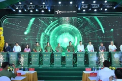Các đại biểu thực hiện nghi thức khởi công.