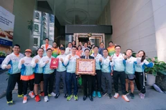 Cán bộ, giảng viên trường Cao đẳng FPT Polytechnic được Tổ chức Kỷ lục Việt Nam vinh danh “Trường cao đẳng có cán bộ giảng viên, sinh viên tham gia cự ly marathon 42km trong cùng một giải chạy nhiều nhất Việt Nam".