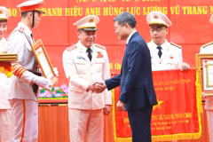 Thủ tướng Chính phủ Lê Minh Hưng trao tặng danh hiệu Anh hùng Lực lượng vũ trang nhân dân cho Trung tướng Nguyễn Thanh Tùng.