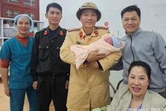 Gia đình sản phụ Hoàng Thùy D, chân thành cảm ơn lực lượng chức năng đã giúp đỡ trong cơn nguy cấp.