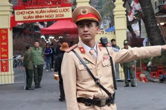 Bảo đảm trật tự an toàn giao thông, trật tự đô thị để nhân dân vui chơi, đi chợ hoa Tết.