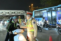 Không ít trường hợp người điều khiển xe máy còn chủ quan, điều khiển xe khi đã uống rượu bia.