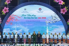 Thượng tướng Lê Đức Thái và đồng chí Hoàng Trung Dũng trao quà tặng 20 hộ gia đình có hoàn cảnh khó khăn của xã Hương Xuân.