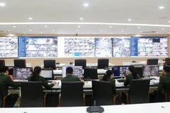 Hàng trăm màn hình lớn nhỏ tại Trung tâm Thông tin chỉ huy Công an Thành phố Hà Nội hiển thị hình ảnh thời gian thực từ hệ thống camera.