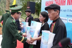 Thiếu tướng Vũ Quốc Ân, Phó Chính ủy Bộ đội Biên phòng trao quà tặng các gia đình tại Bản Giàng 2.