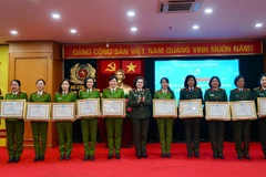 Thiếu tướng Ngô Hoài Thu trao Bằng khen của Đoàn chủ tịch Trung ương Hội Phụ nữ Việt Nam tặng các tập thể xuất sắc.