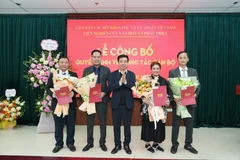 Trao quyết định cho các đồng chí được bổ nhiệm.