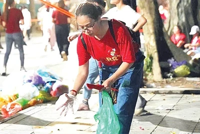 Các bạn trẻ dọn rác sau buổi tổng hợp luyện A80 ngày 22/8.