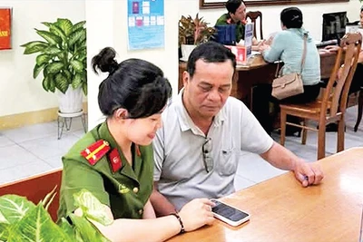 Trung úy Trần Hoàng Mai hỗ trợ công dân giải quyết các thủ tục hành chính.