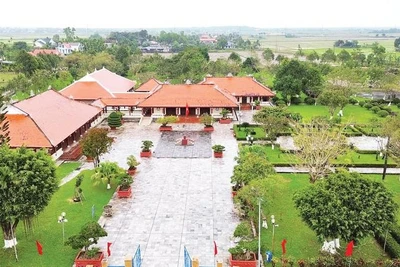 Khu lưu niệm Thủ tướng Phạm Văn Đồng là địa chỉ đỏ, mỗi năm đón hàng chục nghìn lượt khách đến tham quan, tìm hiểu lịch sử. (Ảnh HIỂN CỪ)