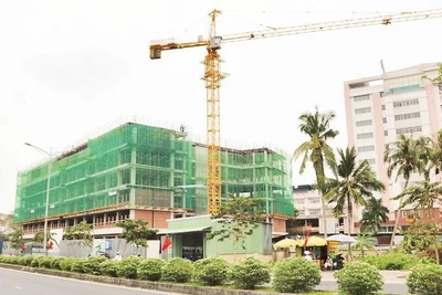 Tòa nhà Trường sư phạm kỹ thuật Vĩnh Long, phường Long Châu đang khẩn trương thi công.