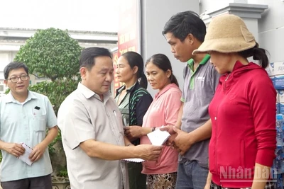 Phó Chủ tịch Hội đồng nhân dân thành phố Đà Nẵng Nguyễn Công Thanh tặng quà cho các hộ dân ở xã Quế Phước bị thiệt hại nặng do mưa lũ gây ra.