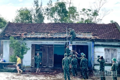 Các lực lượng khẩn trương hỗ trợ người dân ở phường Bàn Thạch sửa chữa lại những hư hỏng do gió lốc gây ra.