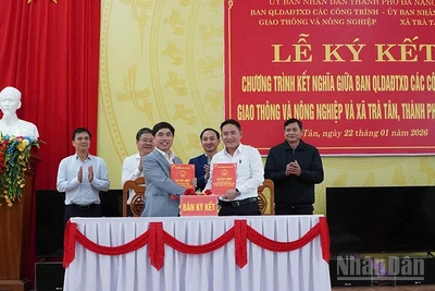 Đại diện Ban Quản lý dự án đầu tư xây dựng các công trình giao thông và nông nghiệp Đà Nẵng và xã Trà Tân ký kết.