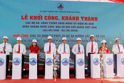 Các đại biểu bấm nút khởi công công trình Khu tái định cư.