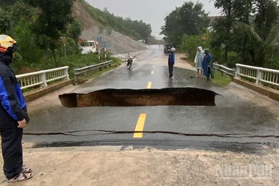 Hiện trường vụ sạt lở mố cầu Ca Da ở xã Trà Tân, thành phố Đà Nẵng.