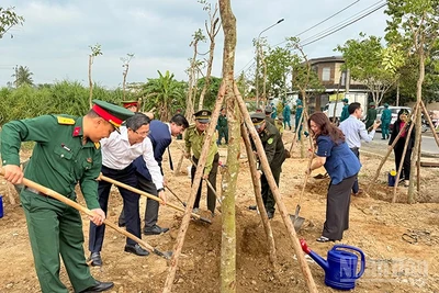 Lãnh đạo thành phố Đà Nẵng tham gia trồng cây tại Lễ phát động "Tết trồng cây đời đời nhớ ơn Bác Hồ" ở phường Tam Kỳ.