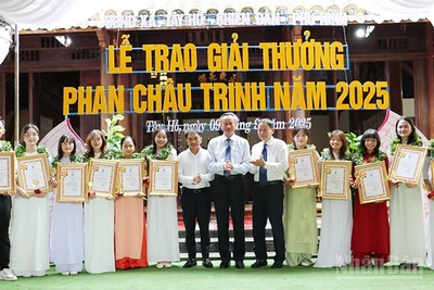 Các đại biểu trao giải thưởng Phan Châu Trinh cho các cá nhân.