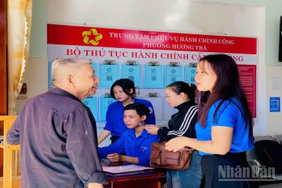 Tuổi trẻ Hương Trà hướng dẫn, hỗ trợ người dân tại Trung tâm phục vụ hành chính công phường Hương Trà với tinh thần xung kích, tình nguyện và trách nhiệm.