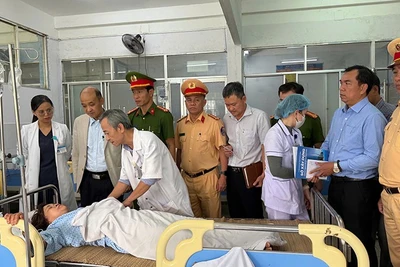 Lãnh đạo thành phố Đà Nẵng đến thăm các nạn nhân bị thương trong vụ tai nạn giao thông.