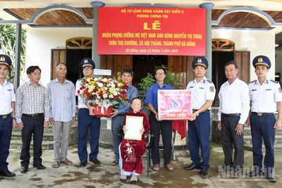 Bộ Tư lệnh Vùng Cảnh sát biển 2 nhận phụng dưỡng mẹ Việt Nam Anh hùng Nguyễn Thị Thoại.