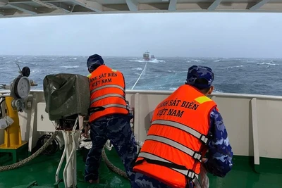 Tàu Cảnh sát biển 319 tiếp cận tàu cá bị nạn trên biển.