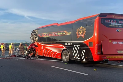 Tai nạn giao thông nghiêm trọng trên cao tốc Đà Nẵng-Quảng Ngãi khiến 2 người tử vong và 7 người bị thương.