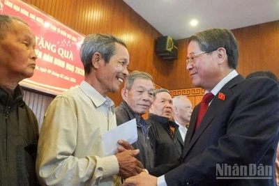 Phó Chủ tịch Quốc hội Nguyễn Đức Hải tặng quà gia đình có hoàn cảnh khó khăn trên địa bàn xã Tam Xuân.