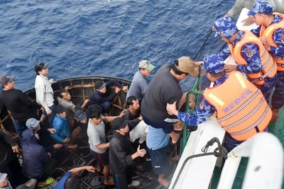 Toàn bộ 52 ngư dân của tàu cá QNa-91917 TS được Tàu Cảnh sát biển 364 tiếp nhận.