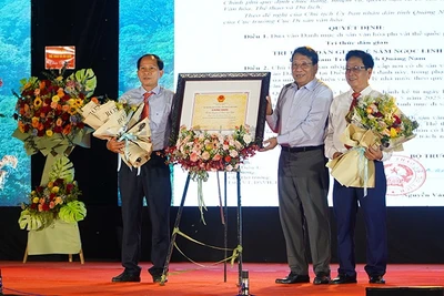 PGS, TS Đặng Văn Bài, Phó Chủ tịch Hội đồng Di sản văn hóa Quốc gia thừa ủy quyền của Bộ Văn hóa, Thể thao và Du lịch trao chứng nhận Tri thức dân gian về Sâm Ngọc Linh, huyện Nam Trà My, tỉnh Quảng Nam.