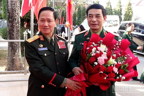 Bộ trưởng Quốc phòng Lào Khamliang Outhakaysone tặng hoa Đại tướng Phan Văn Giang. Ảnh: Trịnh Dũng
