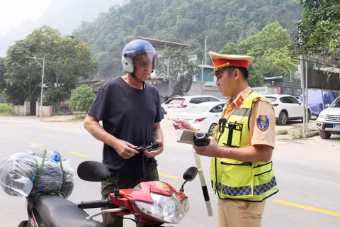Phòng Cảnh sát giao thông, Công an tỉnh Tuyên Quang tăng cường quản lý, xử lý vi phạm trật tự an toàn giao thông liên quan đến khách du lịch.