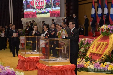Tổng Bí thư, Chủ tịch nước Lào Thongloun Sisoulith và các đồng chí dự Đại hội bỏ phiếu bầu Ban Chấp hành Trung ương khóa mới. (Ảnh: TRỊNH DŨNG)
